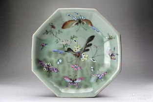 清同治精品豆青粉彩蝴蝶紋八方高足盤 古瓷瑰寶與收藏精粹